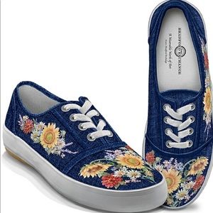 Denim floral tennis shoes 🌸🌸🌸